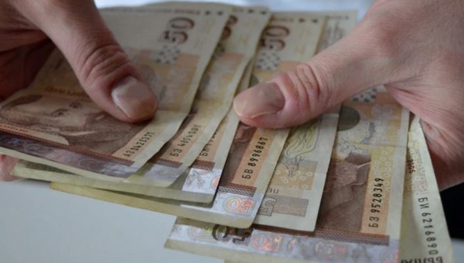 Взимаме 6 заплати при пенсиониране, но има условие