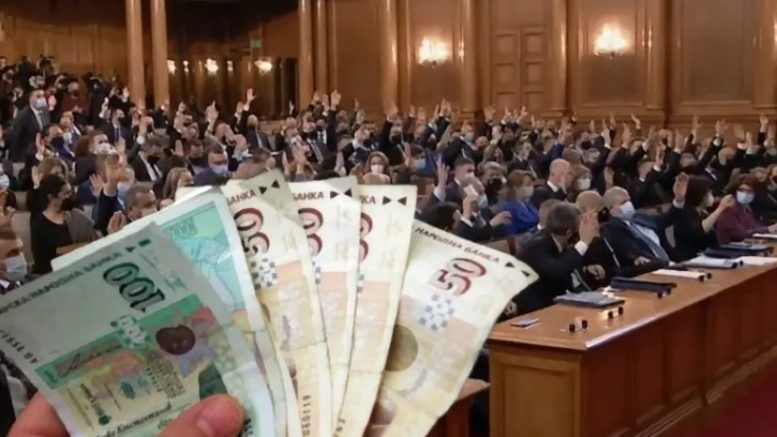 Защо депутатите вземат 15 000 лв. заплата, без да работят?