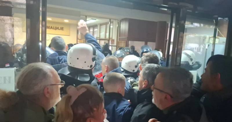 Брутални сблъсъци между депутати и полиция, униформени блъскат и ритат политиците