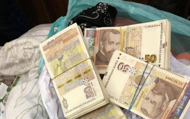 74-годишна жена занесе до Букурещ 100 000 лв. в чорапогащник на „ало“ измамници