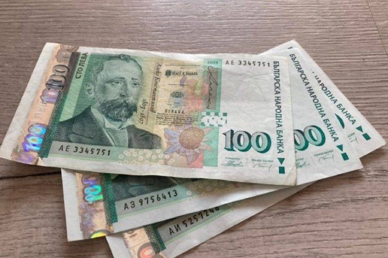 Коледни добавки към пенсиите: Кои ще получат бонус от 100 лева