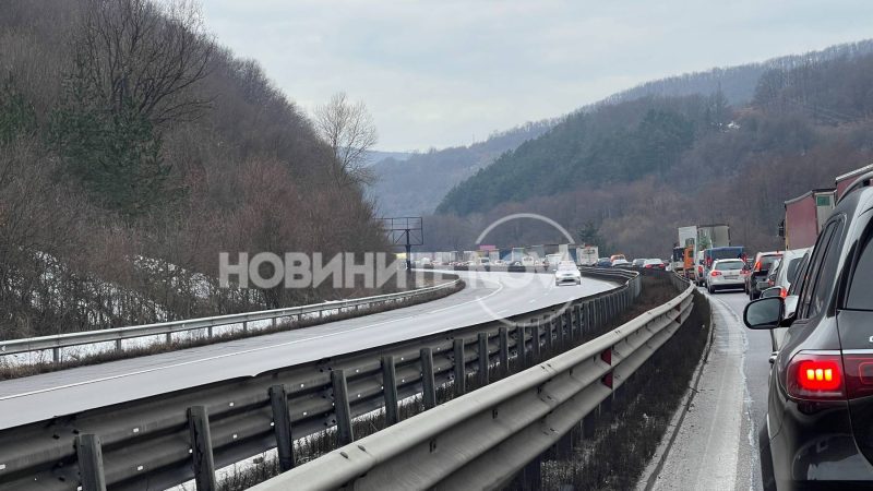 Тежка катастрофа с автобус и ТИР на магистралата, има 5 килмоетра задръстване