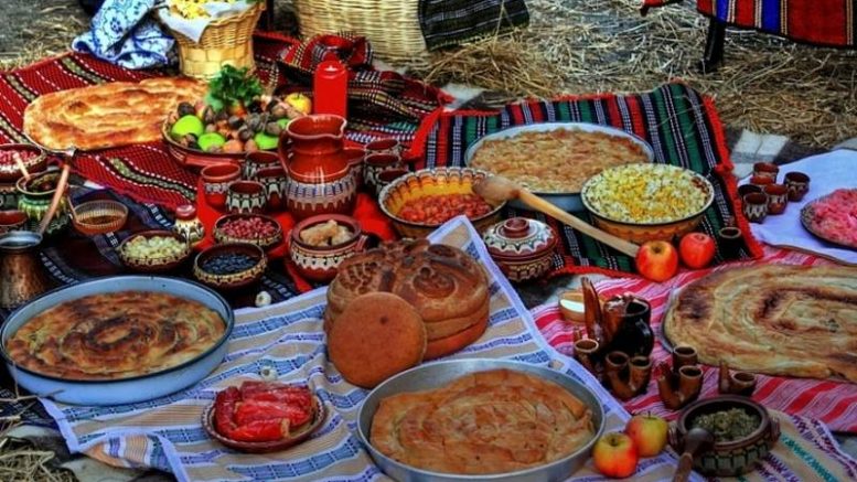 На празника в неделя всички се събират около масата, а ястията на трапезата трябва да са