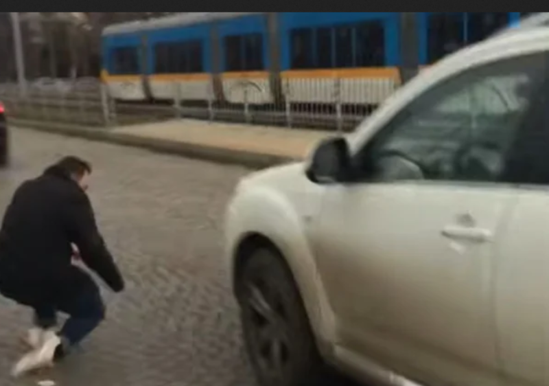 Стряскащо видео се появи в интернет, мъж се хвърля пред автомобили на ключов булевард