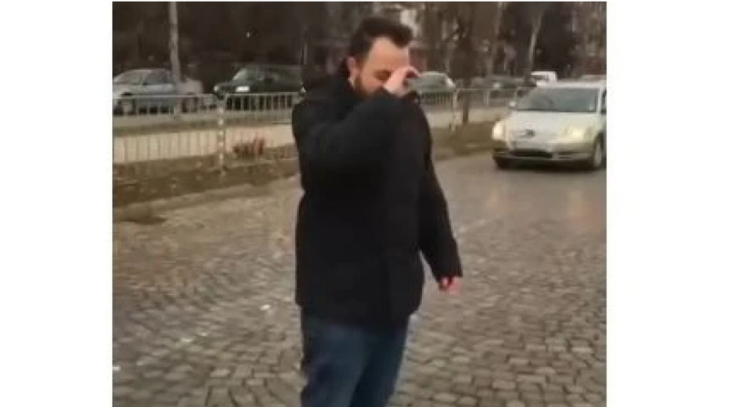Самоуби се мъжът, който се хвърляше окървавен под коли в София ВИДЕО 18+
