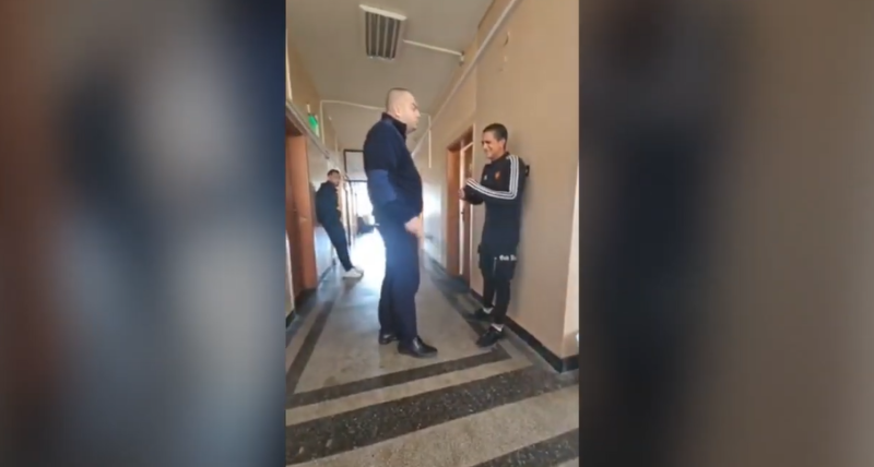 Потрес в Сандански! Полицейски инспектор пребива младежи, пазел бандитите заради… ВИДЕО 18+