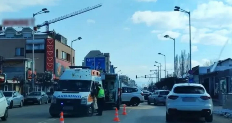 Мощен джип X5 блъсна линейка в София, има пострадали