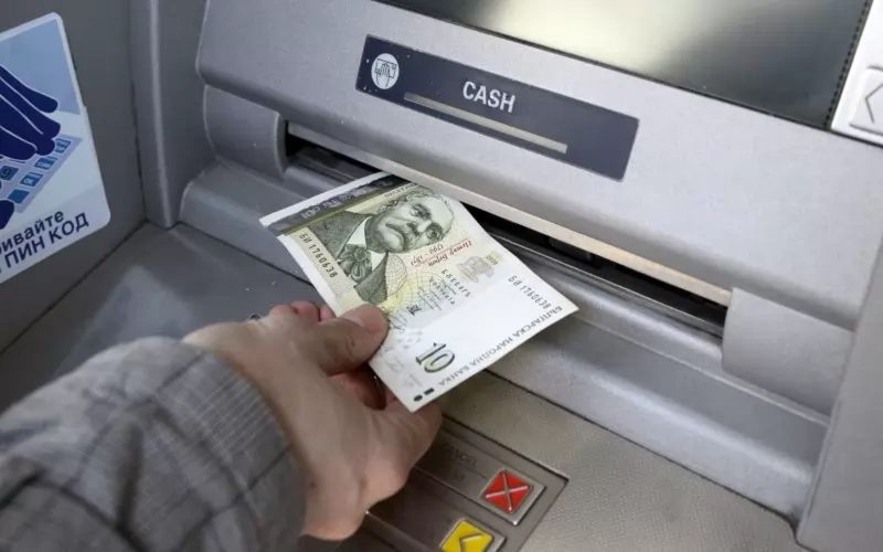 Колко ни струват банковите услуги: Такси за теглене, обслужване на сметка и други