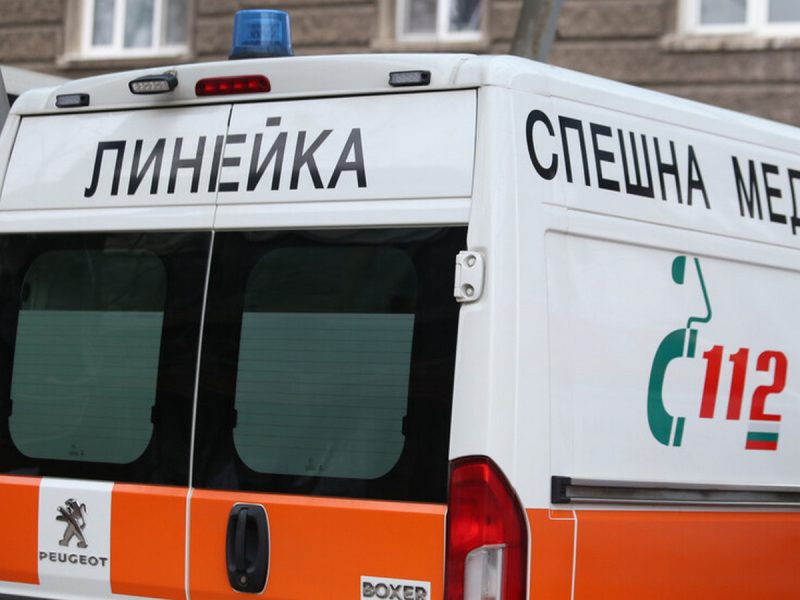 Мъж почина докато го носят на ръце към линейка в девинско село заради липсата на нормален път