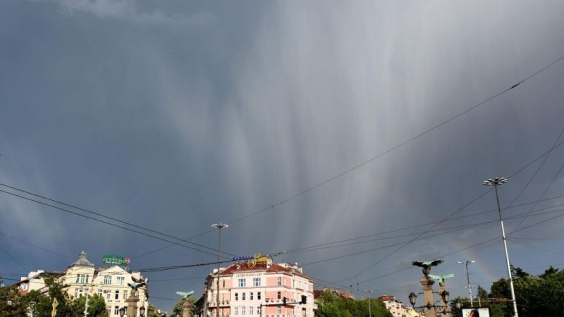 Кошмарно време удря България до дни: Градушки и мощни бури ще наводнят тези места!