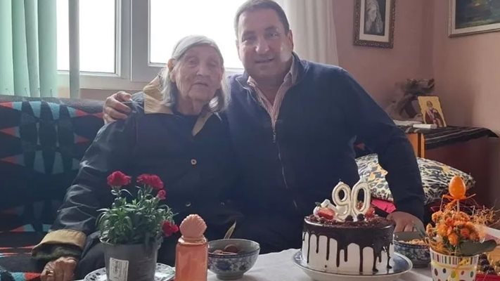 Тончо Токмакчиев честити 90 г. на майка си с торта с ягоди