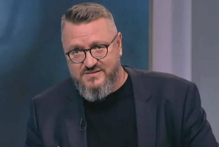 Мартин Карбовски: Сипи си една ракия! Какво ти пука, че дъщеря ти си мечтае за фалшиви бомби и нокти за бала!