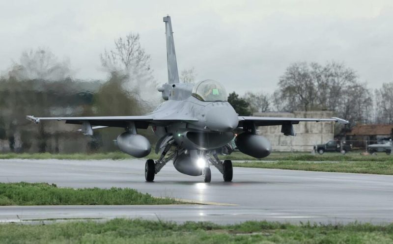 Посрещнаха с тържествена церемония първия F-16 в авиобазата в Граф Игнатиево. Росен Желязков нарече случилото се „идеологическа промяна“