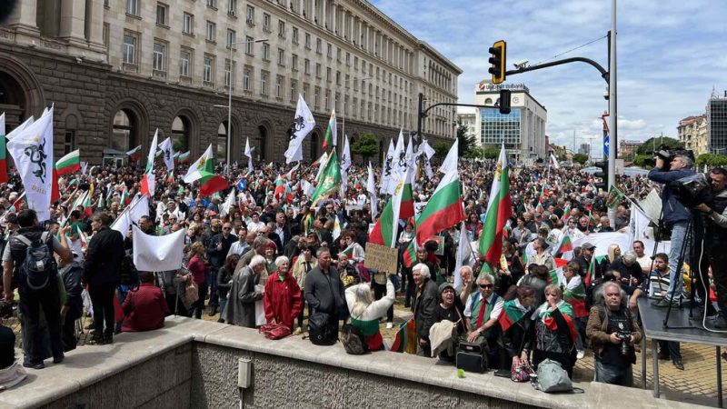 Напрежението ескалира! Протестиращи пробиха полицията и обградиха сградата на ЕК в София