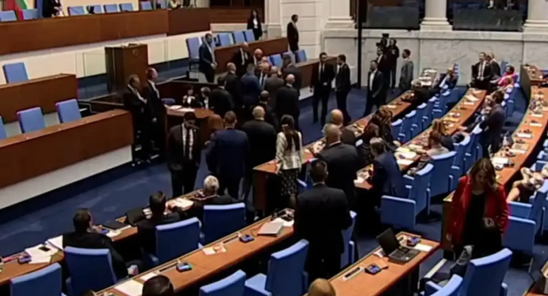 Депутати наскачаха на бой в парламента, Киселова се видя в чудо