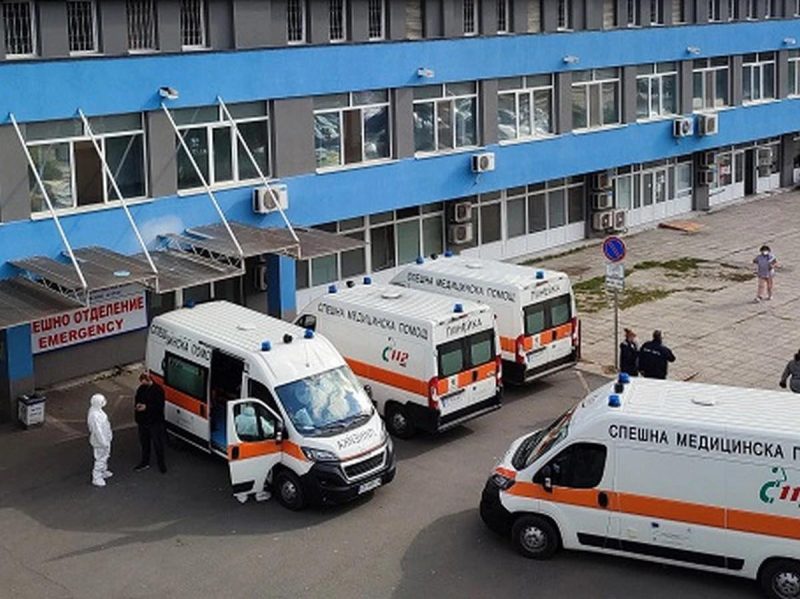 Извънредно! ГОЛФ помете баба и внуче, хвърчат линейки и полиция