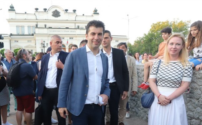 Кирил Петков бяга от страната! Какво се случва със семейството?