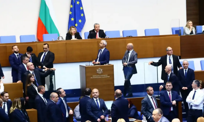 Екшън в парламента: Цончо Ганев се сби с Божанков