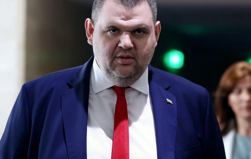 Пеевски ВЗРИВИ! Показа обща снимка на Кирил Петков и