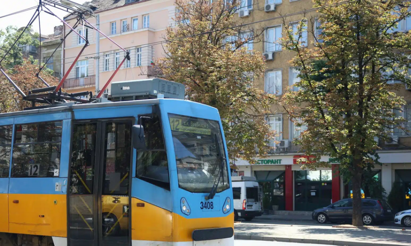 УЖАС: Трамвай помете дете с тротинетка в София