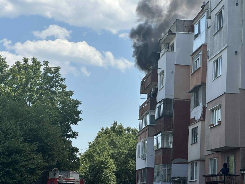 Извънредно! Газова бутилка избухна в блок в наш голям град, пожарът е огромен /снимки