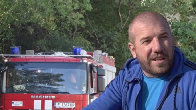Динко от Ямбол си купи пожарна: „Когато огънят тръгне, няма време за чакане“