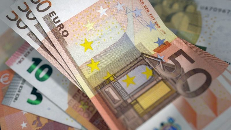 След 10 години в еврозоната: Очаква се средната работна заплата да е поне 2863 евро