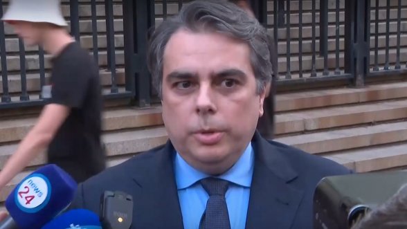 Асен Василев: Давам си имунитета, за да бъда разследван. После – ще осъдя г-жа Пламенка, грози я затвор