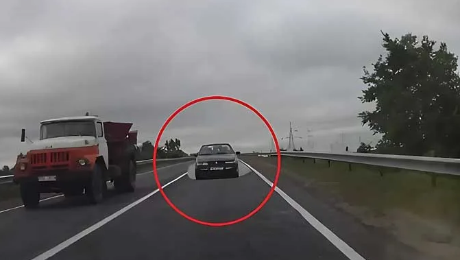 Какво да правите, ако насрещният автомобил не успее да завърши изпреварването и се озове срещу вас „челно“? Съвети от автоинструктор