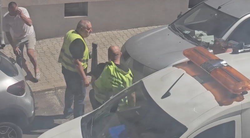 Жесток бой в центъра на София заради скоба на автомобил (ВИДЕО)
