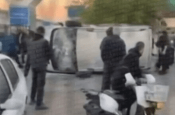 Бунт в Одеса – тълпа преобърна микробус на военни комисари, които ловят наборници, и ги прогони