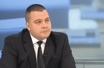 ЦИРК! Балабанов извика поп да освети новата му червена бегачка за над 100 бона! СНИМКИ