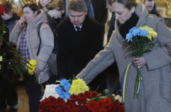 Майка не събужда сина си за полет, защото сънува, че самолетът се разбива, по-късно го намира мъртъв в локва кръв