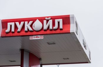 Бойко успя като Орбан! САЩ дадоха отсрочка от санкциите за „Лукойл“ в България
