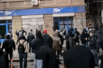 ПРОТЕСТИРАЩИТЕ РАЗБИХА И ЗАПАЛИХА ОФИС НА ГЕРБ В СОФИЯ! СНИМКИ ВИДЕО