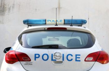 Дръзка гонка с мотопед в Бяла черква приключи с разбита врата